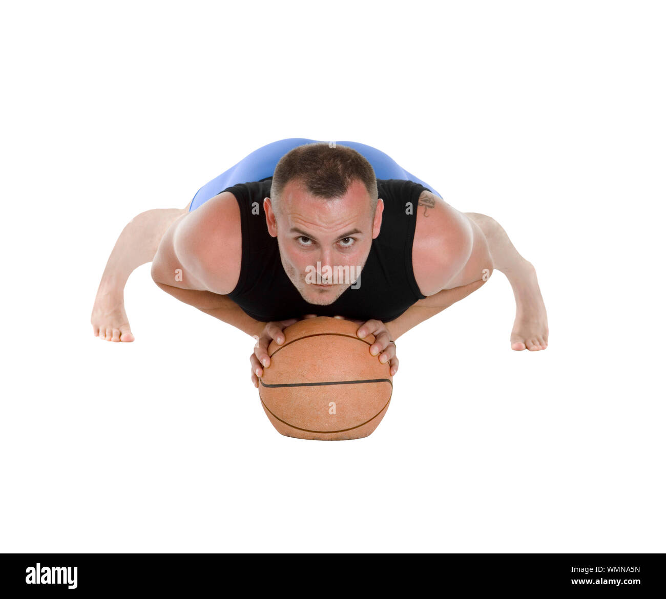 Mann in den Vierzigern Pilates Training auf dem Boden mit Kugel, isoliert auf weißem Stockfoto