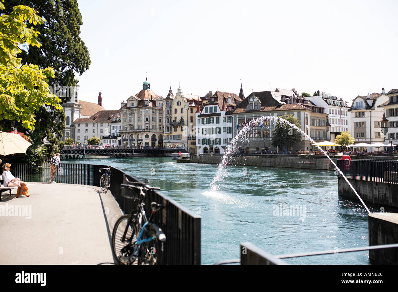 An einem Sommertag sprüht aus dem Nadeldamm am Wehr am Reuss in Luzern, Schweiz, Wasser. Stockfoto