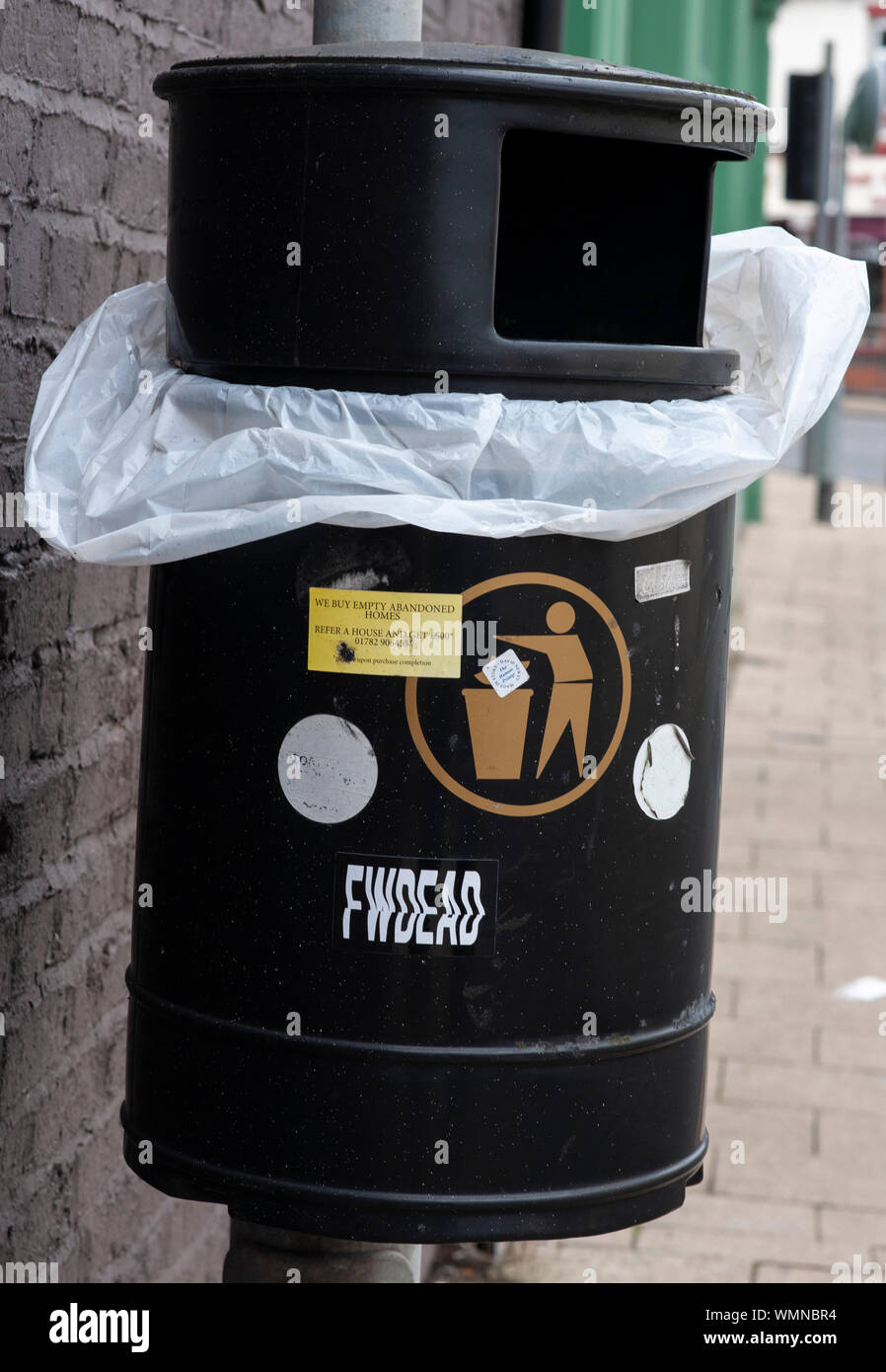 Abfallbehälter in Stoke-on-Trent, genannt "Brexit zentralen" im Wahlkampf 2017 mit Aufkleber mit verlassenen Häuser zu kaufen Stockfoto