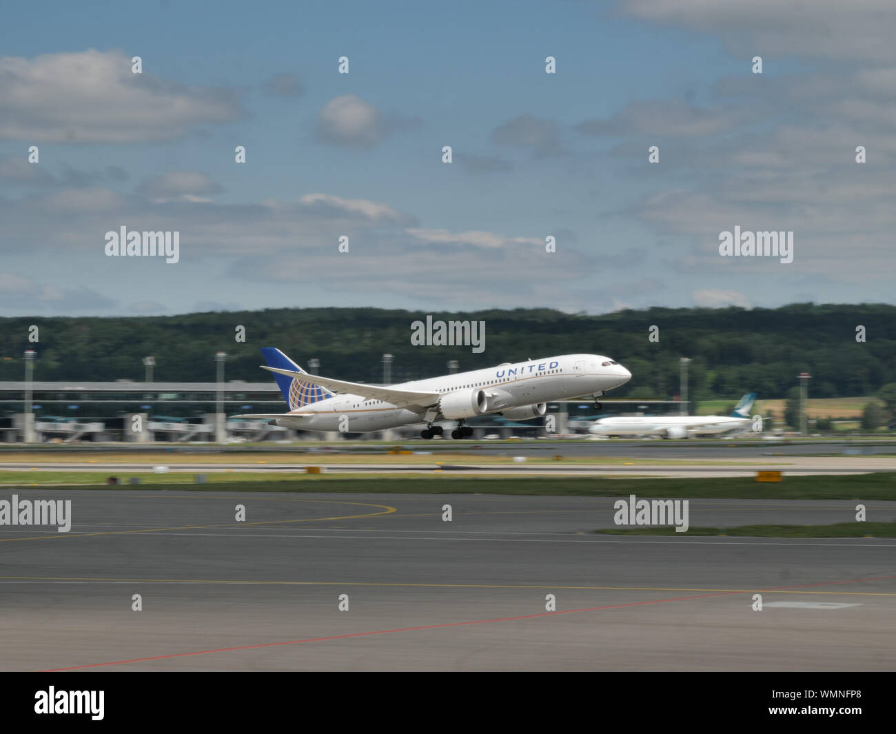 United Airlines Flugzeug Start/Landung am Flughafen Zürich Stockfoto