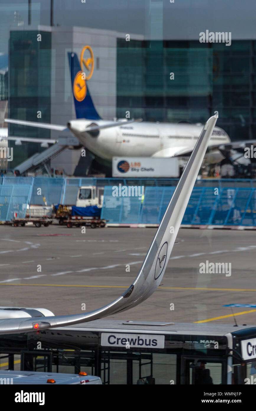 Close up Hochformat einer Lufthansa Airbus winglet, mit einem anderen im Hintergrund, am Flughafen Frankfurt, Deutschland. Stockfoto