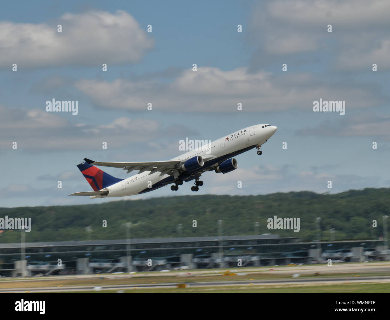 Delta Air Lines Plane Stockfotos und -bilder Kaufen - Alamy
