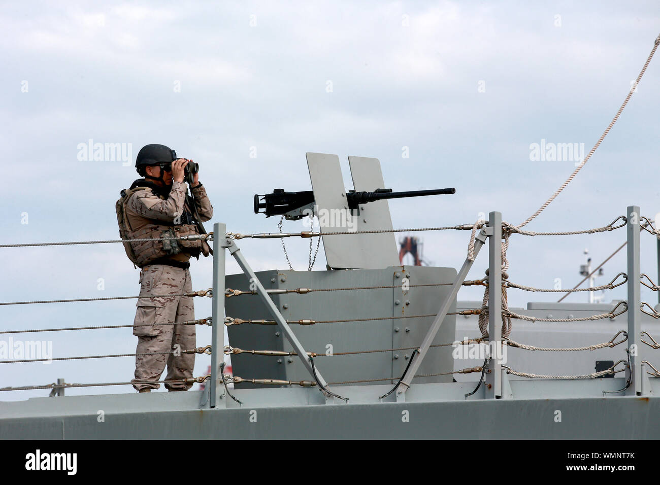 Manila, Philippinen. 5. Sep 2019. Ein Mitglied der spanischen Marine Uhren von der spanischen Marine Fregatte Mendez Nunez (F-104) in einem Hafen in Manila, Philippinen, Sept. 5, 2019. Die spanische Marine Fregatte Mendez Nunez (F-104) in Manila angedockten für einen Port Anruf am Donnerstag, die erste spanische Kriegsschiff die Philippinen seit 1898, die philippinische Marine gesagt hat. Credit: rouelle Umali/Xinhua/Alamy leben Nachrichten Stockfoto