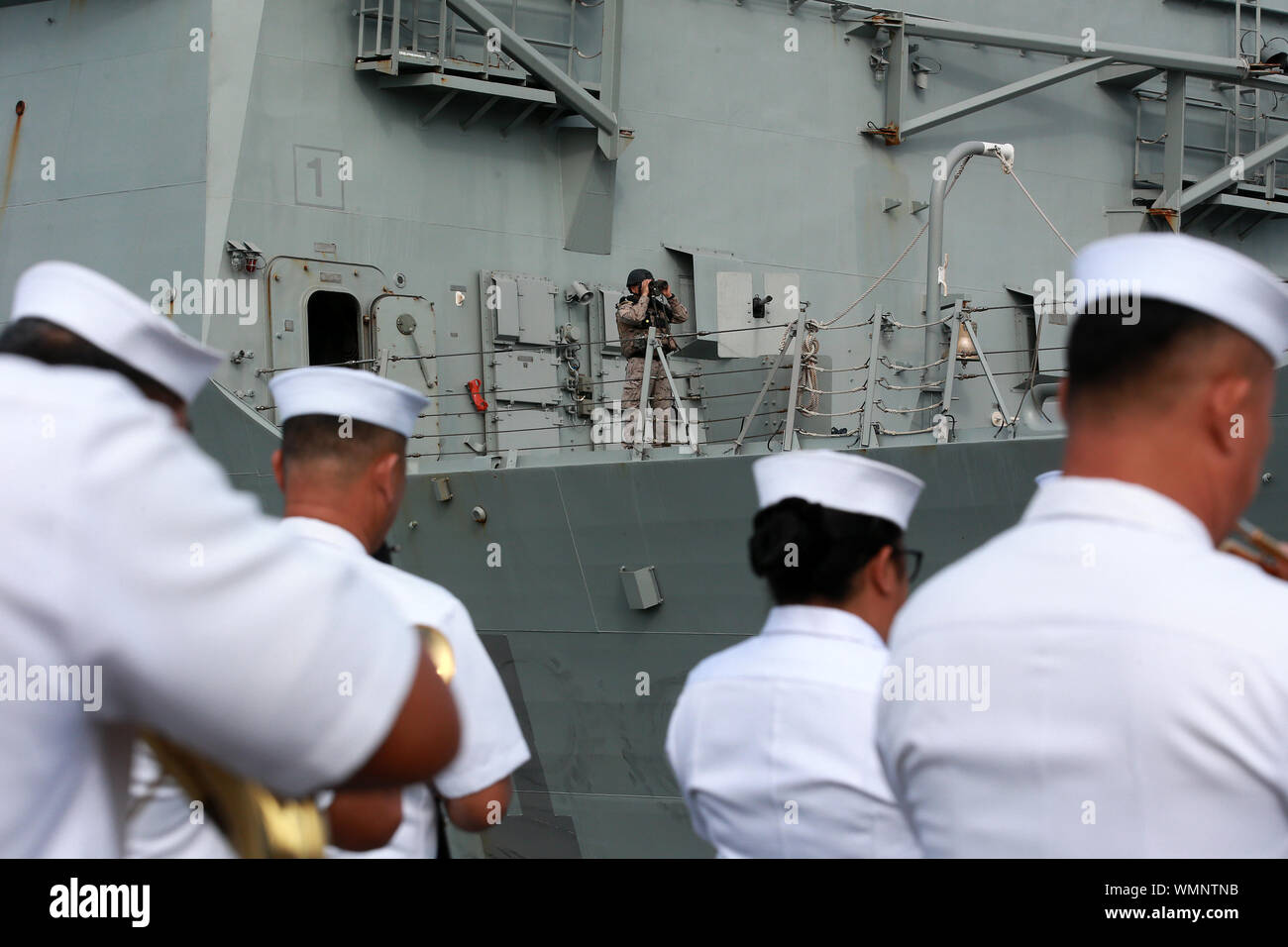Manila, Philippinen. 5. Sep 2019. Ein Mitglied der spanischen Marine Uhren von der spanischen Marine Fregatte Mendez Nunez (F-104) in einem Hafen in Manila, Philippinen, Sept. 5, 2019. Die spanische Marine Fregatte Mendez Nunez (F-104) in Manila angedockten für einen Port Anruf am Donnerstag, die erste spanische Kriegsschiff die Philippinen seit 1898, die philippinische Marine gesagt hat. Credit: rouelle Umali/Xinhua/Alamy leben Nachrichten Stockfoto