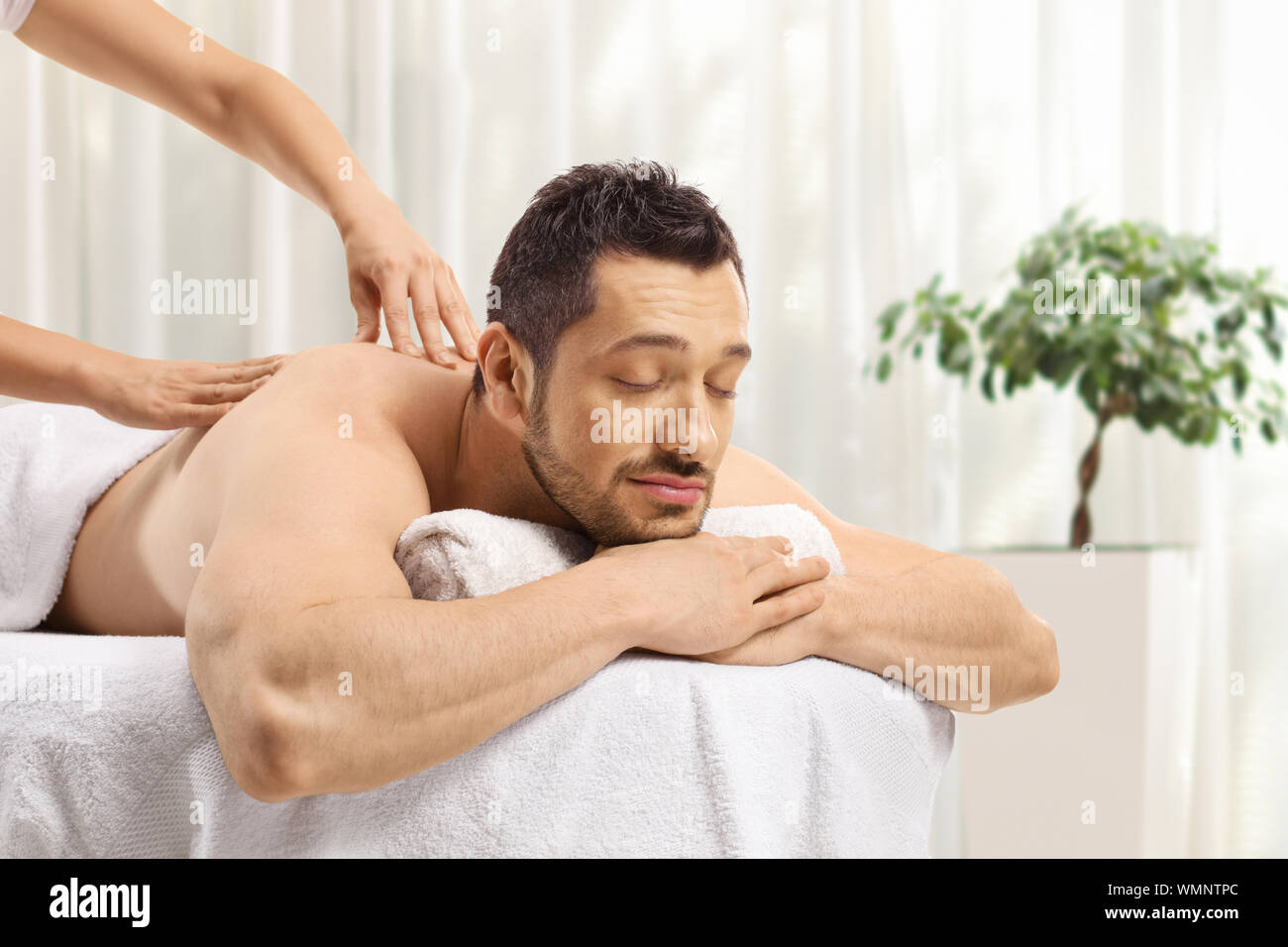 Junger Mann sich eine Massage im Spa Center Stockfoto