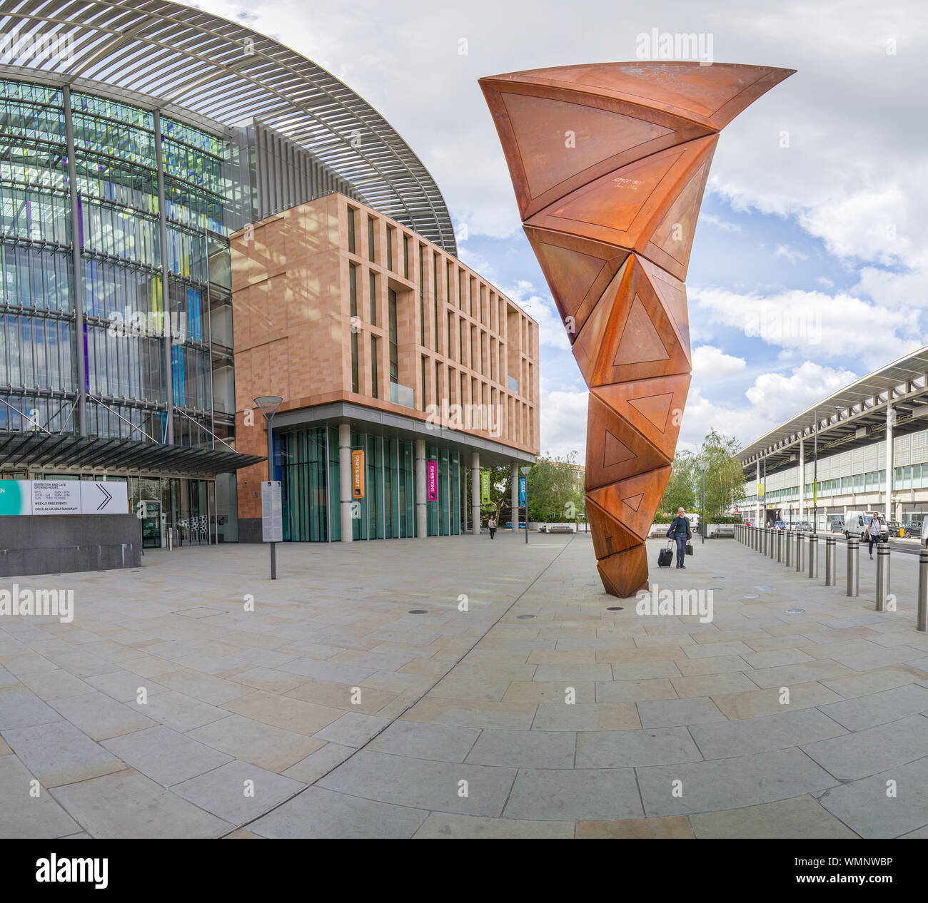 Modell der Doppelhelix der DNA-Molekül außerhalb des Francis Crick Institut Gebäude gegenüber von St Pancras Station in London, England. Stockfoto