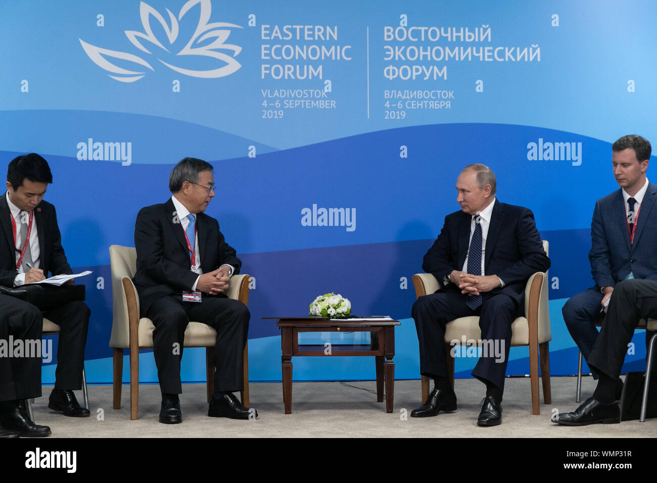 Wladiwostok, Russland. 5. Sep 2019. Der russische Präsident Wladimir Putin (2. R) trifft sich mit chinesischen Vizepremier Hu Chunhua (2 L) am Rande des fünften Eastern Economic Forum in Wladiwostok, Russland, Sept. 5, 2019. Credit: Bai Xueqi/Xinhua/Alamy leben Nachrichten Stockfoto