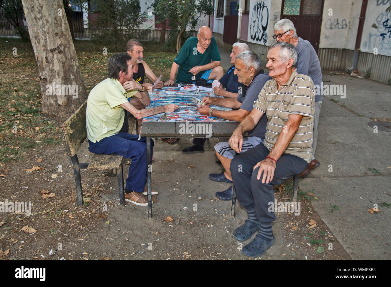 ZRENJANIN, Serbien, SEPTEMBER 05,2019. Eine Gruppe von Senioren meist Rentner Spaß Karten spielen im Freien in den Park. Stockfoto
