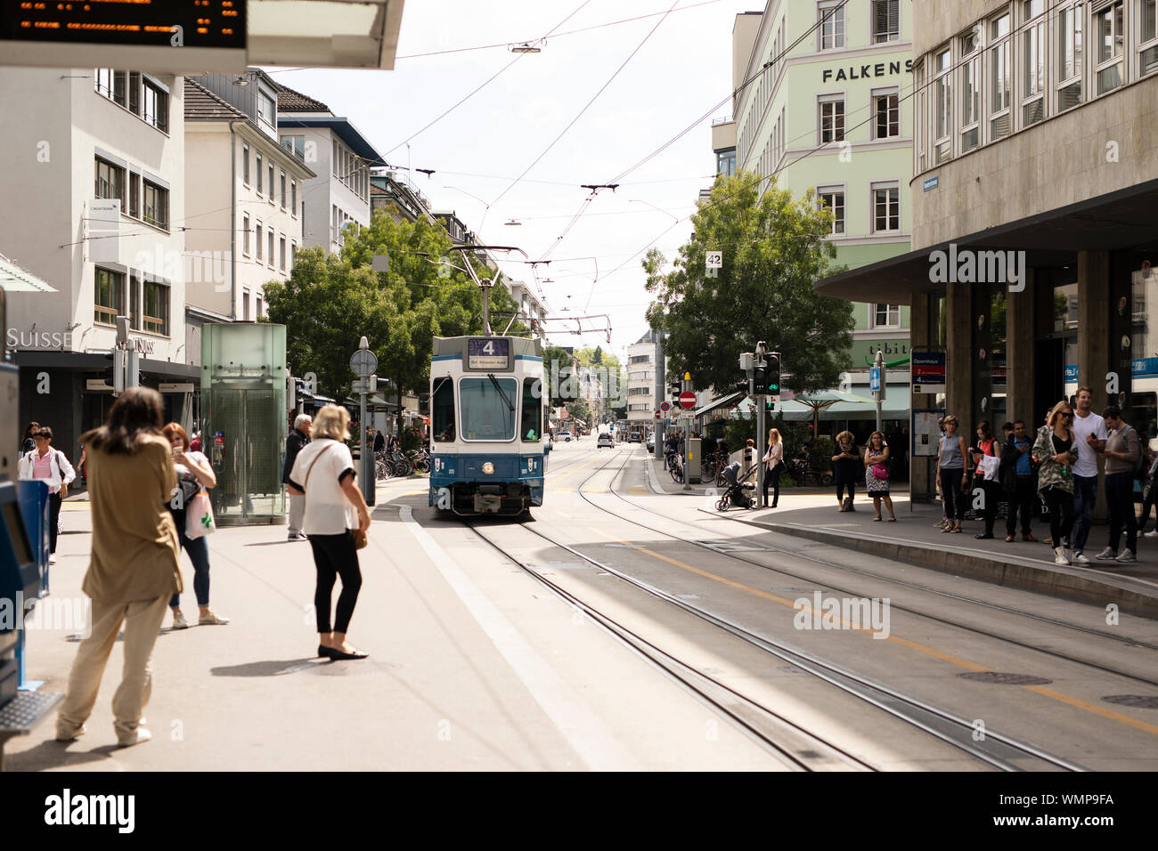 Die Straßenbahn der Linie 4 hält an der Seefeldstraße in Zürich. Stockfoto