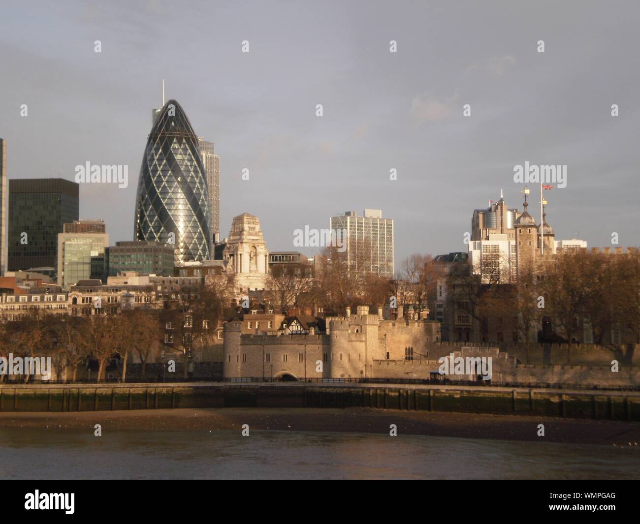 Queen Tower mit der Skyline im Hintergrund in London. 26. Dezember 2011. London, England, Europa. Reisen Tourismus Street Fotografie Stockfoto