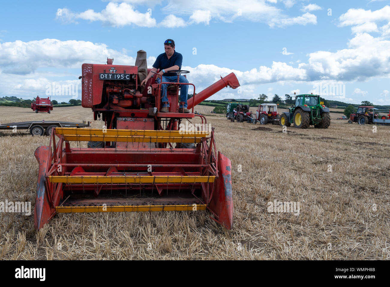 Haselbury Plucknet. Somerset. Vereinigtes Königreich. 18. August 2019. Ein vintage Mähdrescher ist auf Anzeige an einem gestern Landwirtschaft Veranstaltung Stockfoto