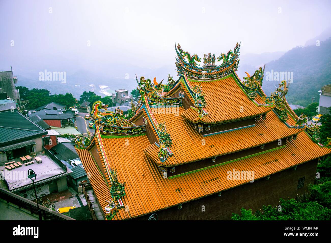 Hohe Betrachtungswinkel der traditionellen Stil Orange Tempel Dach Stockfoto