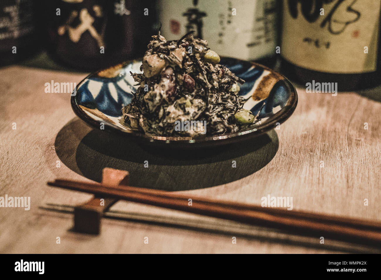 Hijiki Algen, Bohnen und Thunfisch Salat oden in einem japanischen Izakaya serviert. Stockfoto