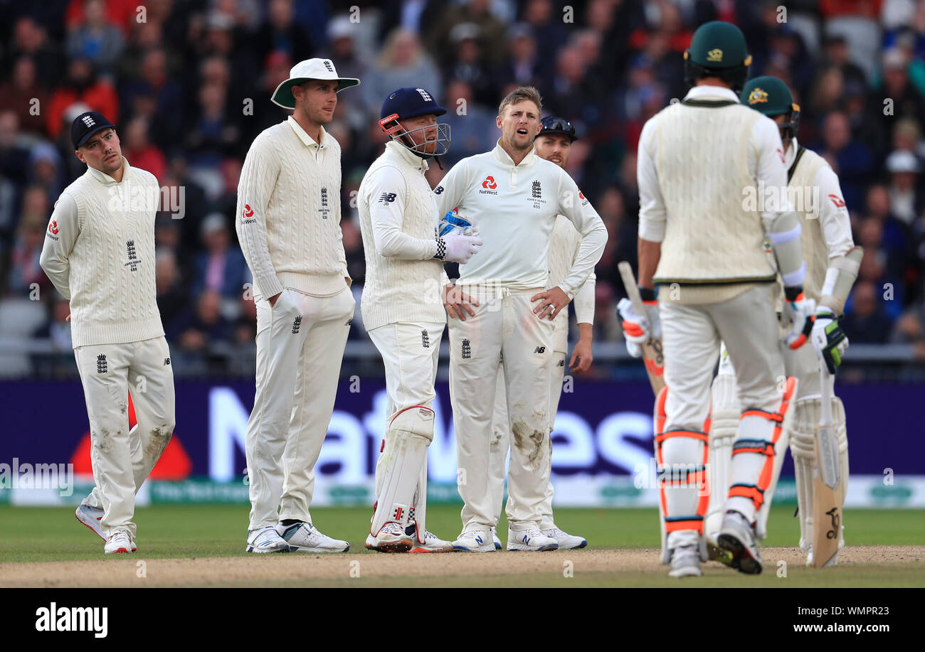 Englands (links-rechts) Rory Verbrennungen, Stuart Breit, Jonny Bairstow, Joe Root und Jack Leach stand niedergeschlagen in Tag zwei des vierten Asche Test im Emirates Old Trafford, Manchester. Stockfoto