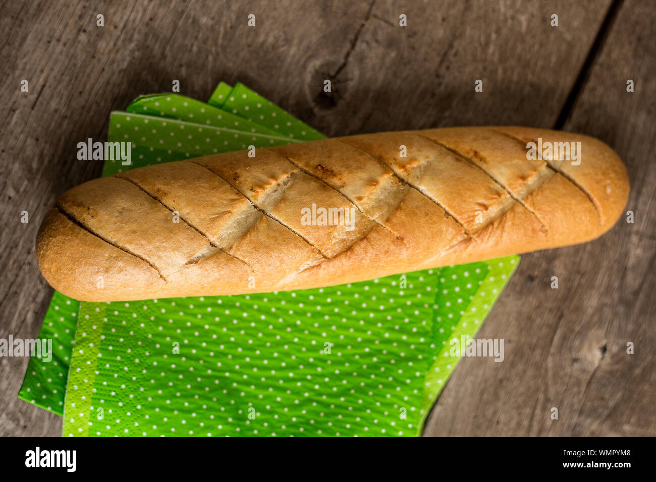 In Scheiben geschnitten Lang französisches Brot über Holz- Tabelle. Baguette. Restaurant Stockfoto