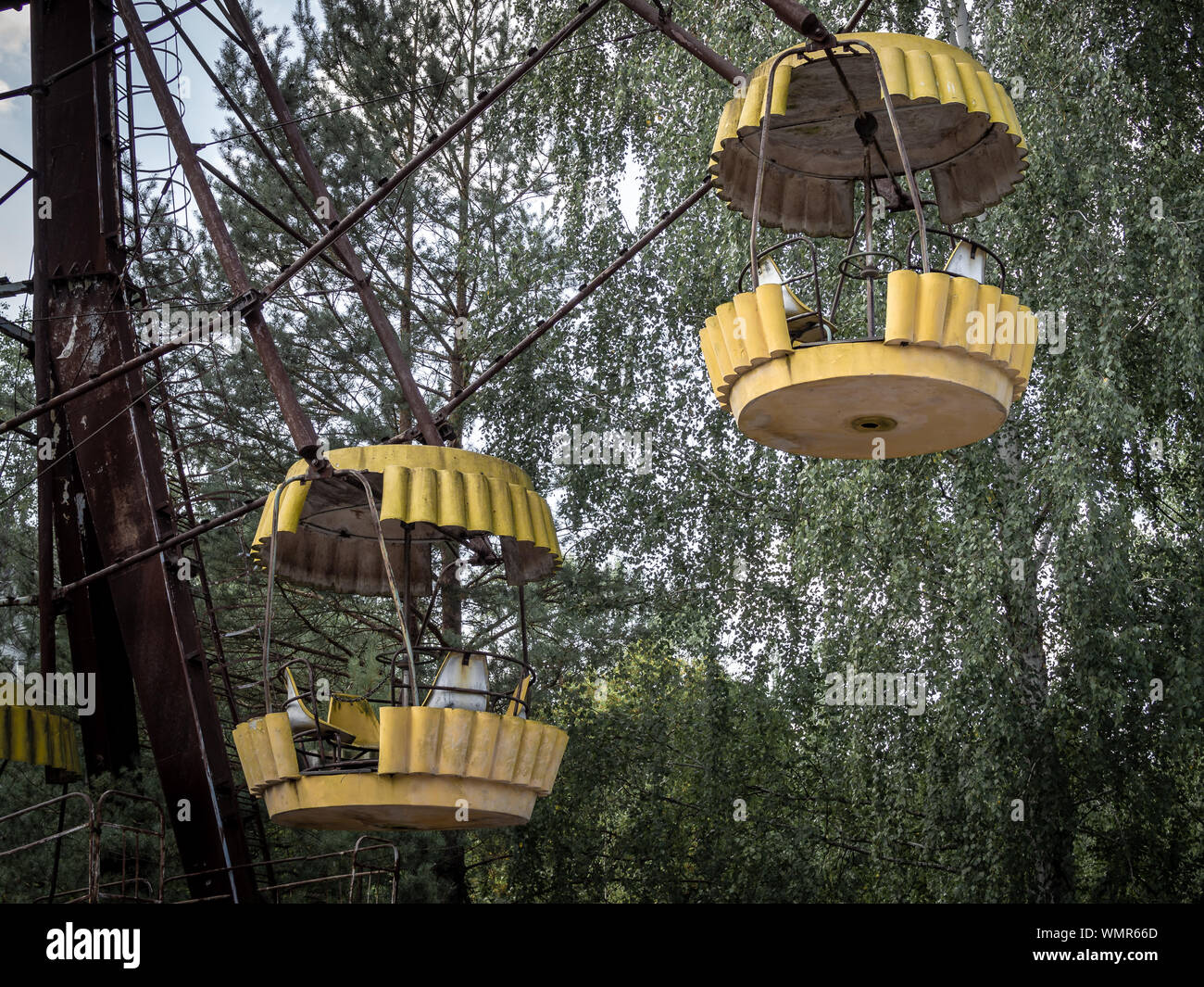 Rusty gelb Passagier Kapseln des Riesenrades iin der Pripyat Vergnügungspark, der Sperrzone von Tschernobyl, Ukraine Stockfoto