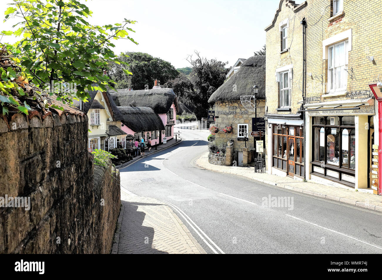 Shanklin, Isle of Wight, Großbritannien. August 15, 2019. Touristen Shopping in der schönen reetgedeckten Altstadt in Shanklin auf der Isle of Wight, Großbritannien. Stockfoto