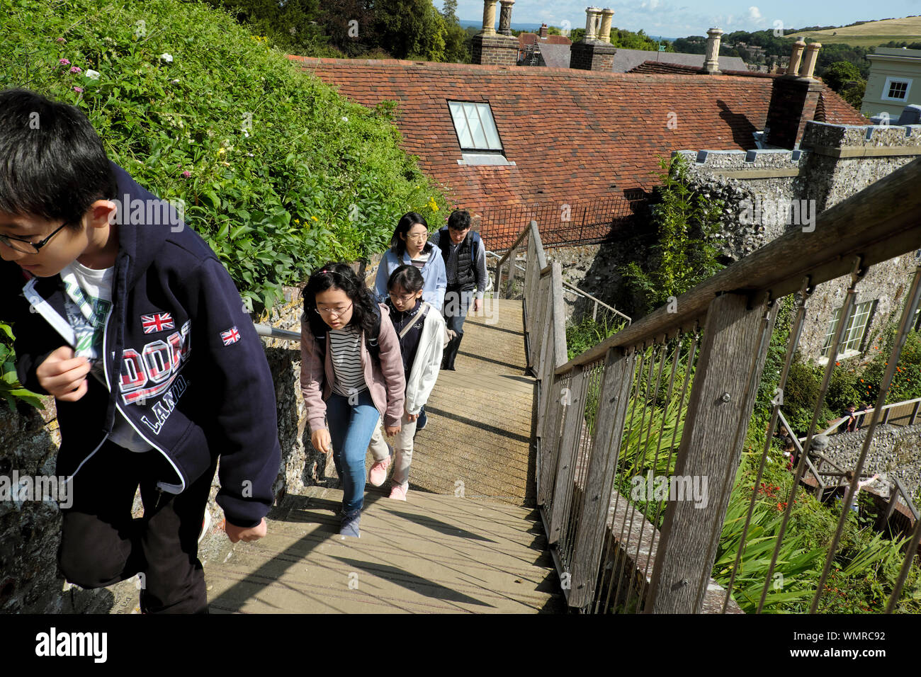 Chinesische Familie der Touristen in Lewes Castle Südturm Kinder bis Klettern steilen Treppen der Stadt in East Sussex England UK KATHY DEWITT anzeigen Stockfoto