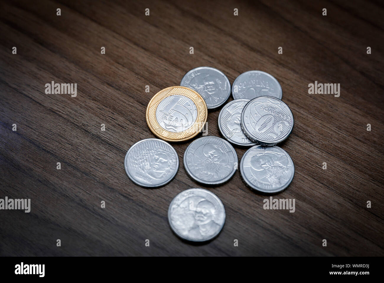 Geld aus Brasilien, Münzen von Real, Brasilien BRL Münze, die brasilianische Währung, Wirtschaft und Unternehmen. Stockfoto