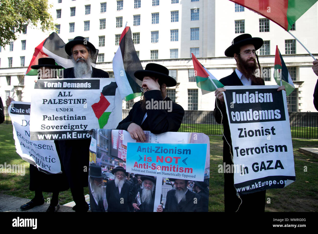 Whitehall. Demonstration gegenüber Downing Street gegen den Besuch von Benjamin Netanjahu, der Anhänger von Palästina, darunter Orthodoxe Juden belongin Stockfoto