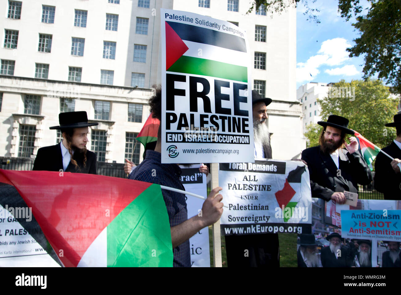 Whitehall. Demonstration gegenüber Downing Street gegen den Besuch von Benjamin Netanjahu, der Anhänger von Palästina, darunter Orthodoxe Juden belongin Stockfoto