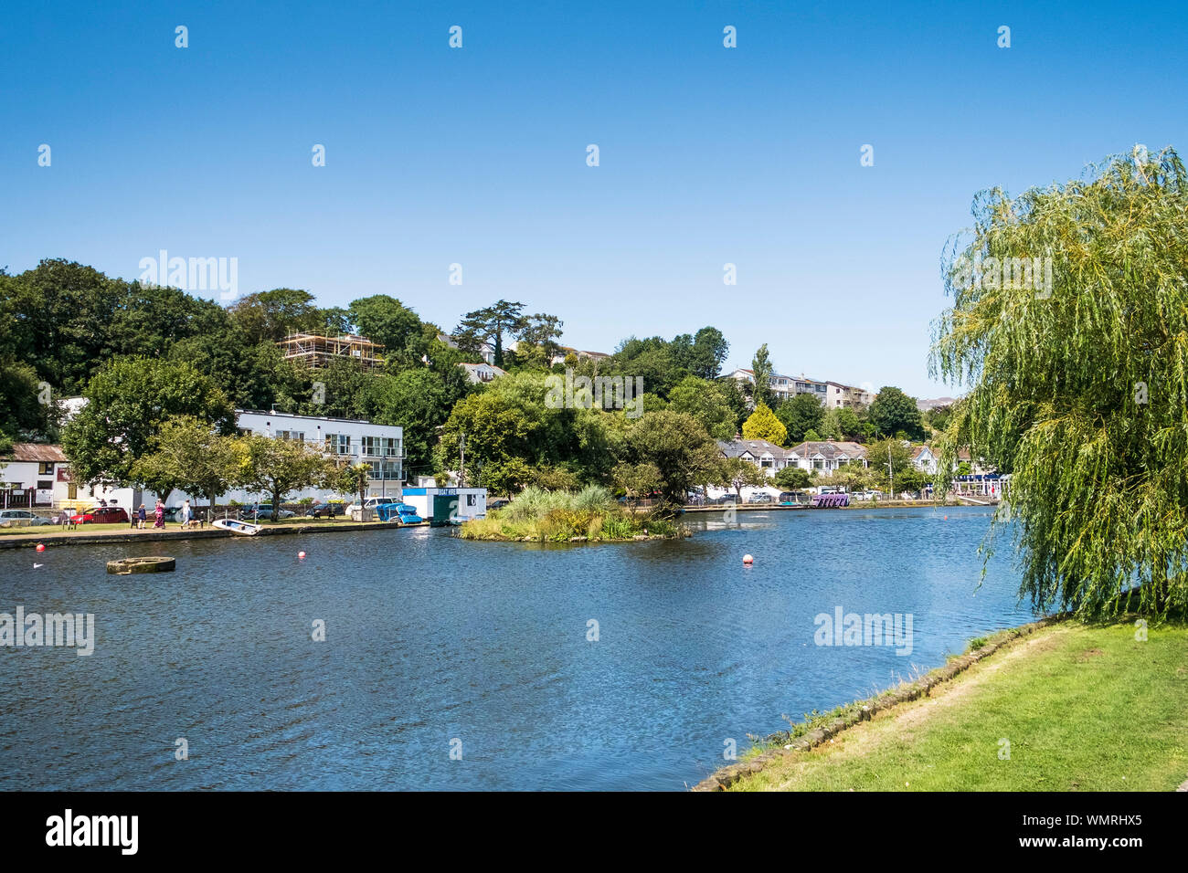 Einen malerischen Blick auf den See zum Bootfahren in Trenance Garten in Newquay in Cornwall. Stockfoto