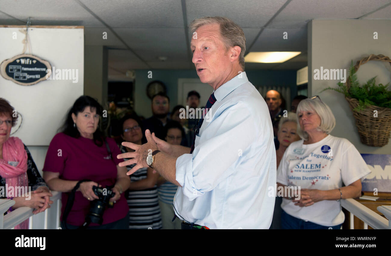 Salem, New Hampshire, USA. 05 Sep, 2019. Der demokratische Kandidat für das Amt des Präsidenten, TOM STEYER, hält ein Rathaus am Bauernhaus Röster. Credit: Brian Cahn/ZUMA Draht/Alamy leben Nachrichten Stockfoto