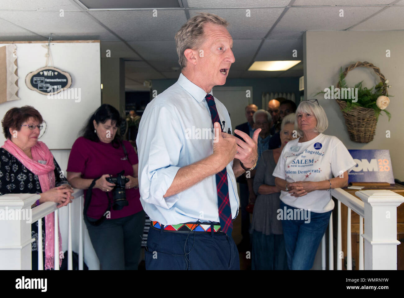 Salem, New Hampshire, USA. 05 Sep, 2019. Der demokratische Kandidat für das Amt des Präsidenten, TOM STEYER, hält ein Rathaus am Bauernhaus Röster. Credit: Brian Cahn/ZUMA Draht/Alamy leben Nachrichten Stockfoto