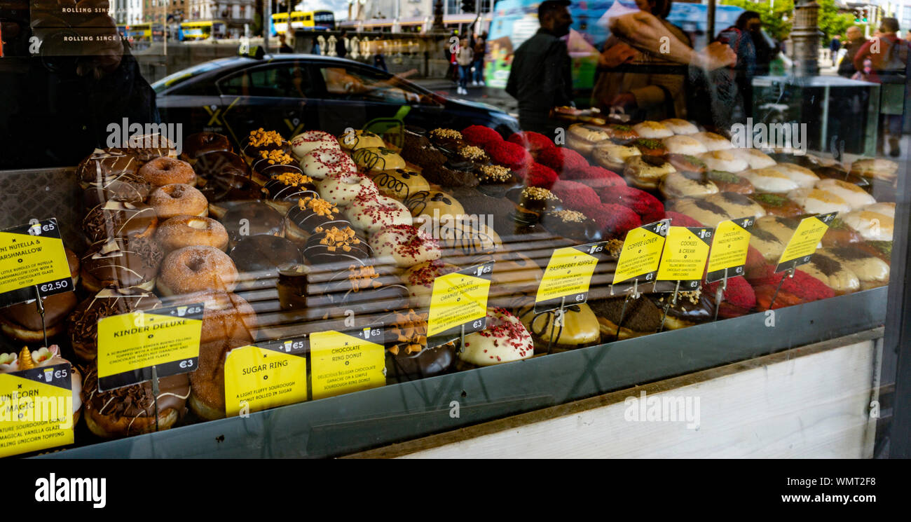 Dublin, Irland, 31. August 2019. Eine Auswahl an Donuts im Fenster des Rolling Donut Store ausgestellt auf Junggesellen. Stockfoto