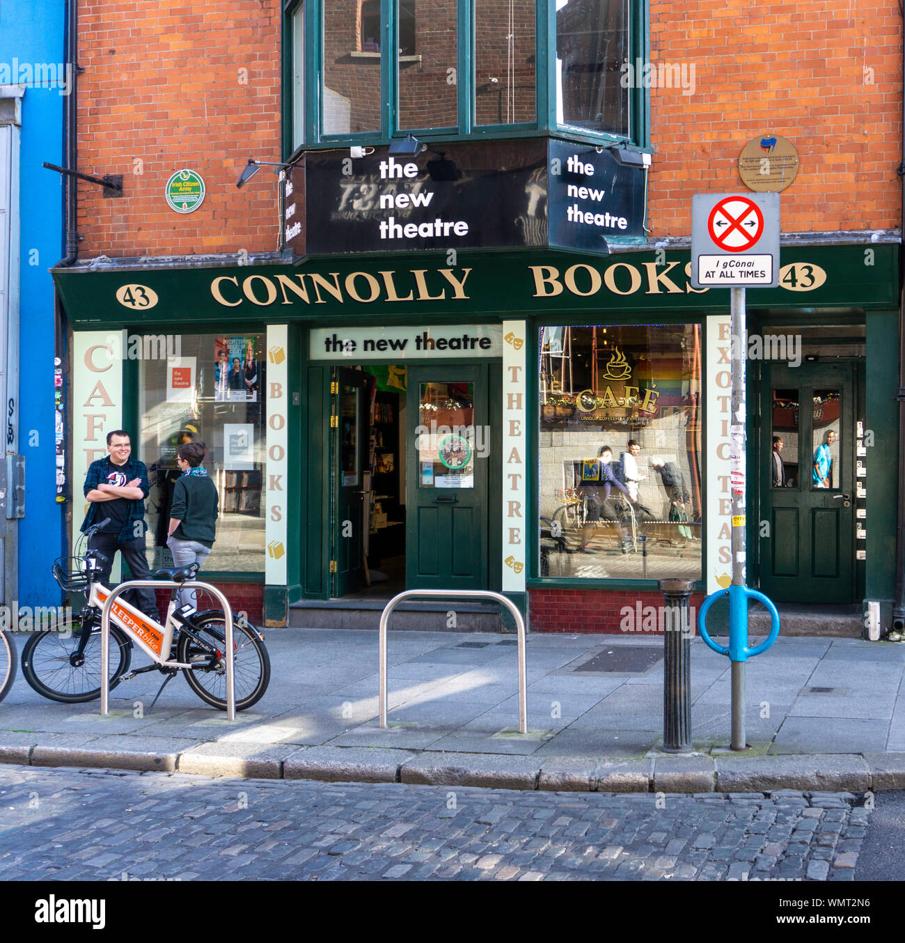 Die connoly Buchhandlung im Osten von Essex Street, Temple Bar, Dublin, Irland, beschreibt sich selbst als Irlands älteste radikale Buchhandlung, es öffnete im Jahr 1932. Stockfoto