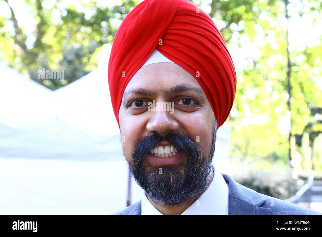 TANMANJEET SINGH DHESI MP, FOTO AM COLLEGE GREEN, WESTMINSTER, AM 5TH. SEPTEMBER 2019. LABOUR PARTY-MPS. ARBEITER UND KOOPERATIONSPOLITIKER. BRITISCHE POLITIKER. MPS. POLITIK. BREXIT. FRAGEN ZUM PREMIERMINISTER VON BORIS JOHNSON. RASSISTISCHER BRIEFKASTEN TANMANJEET DHESI DRÄNGT BORIS JOHNSON ZUR APOLOGISE. RUSSELL MOORE-PORTFOLIO-SEITE. Stockfoto