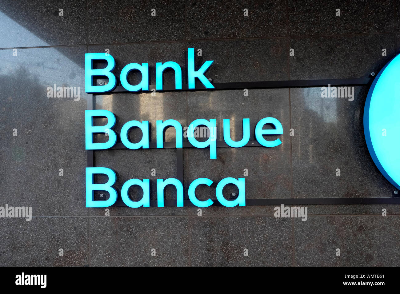 Bank unterzeichnen in drei Sprachen, Englisch, Französisch und Italienisch geschrieben. Basel, Schweiz Stockfoto