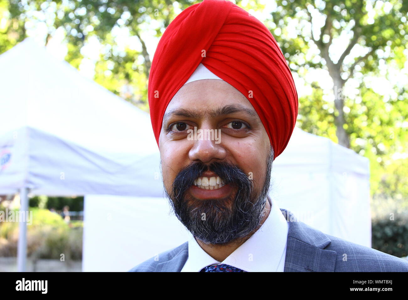 TANMANJEET SINGH DHESI MP, FOTO AM COLLEGE GREEN, WESTMINSTER, AM 5TH. SEPTEMBER 2019. LABOUR PARTY-MPS. ARBEITER UND KOOPERATIONSPOLITIKER. BRITISCHE POLITIKER. MPS. POLITIK. BREXIT. FRAGEN ZUM PREMIERMINISTER VON BORIS JOHNSON. RASSISTISCHER BRIEFKASTEN TANMANJEET DHESI DRÄNGT BORIS JOHNSON ZUR APOLOGISE. RUSSELL MOORE-PORTFOLIO-SEITE. Stockfoto