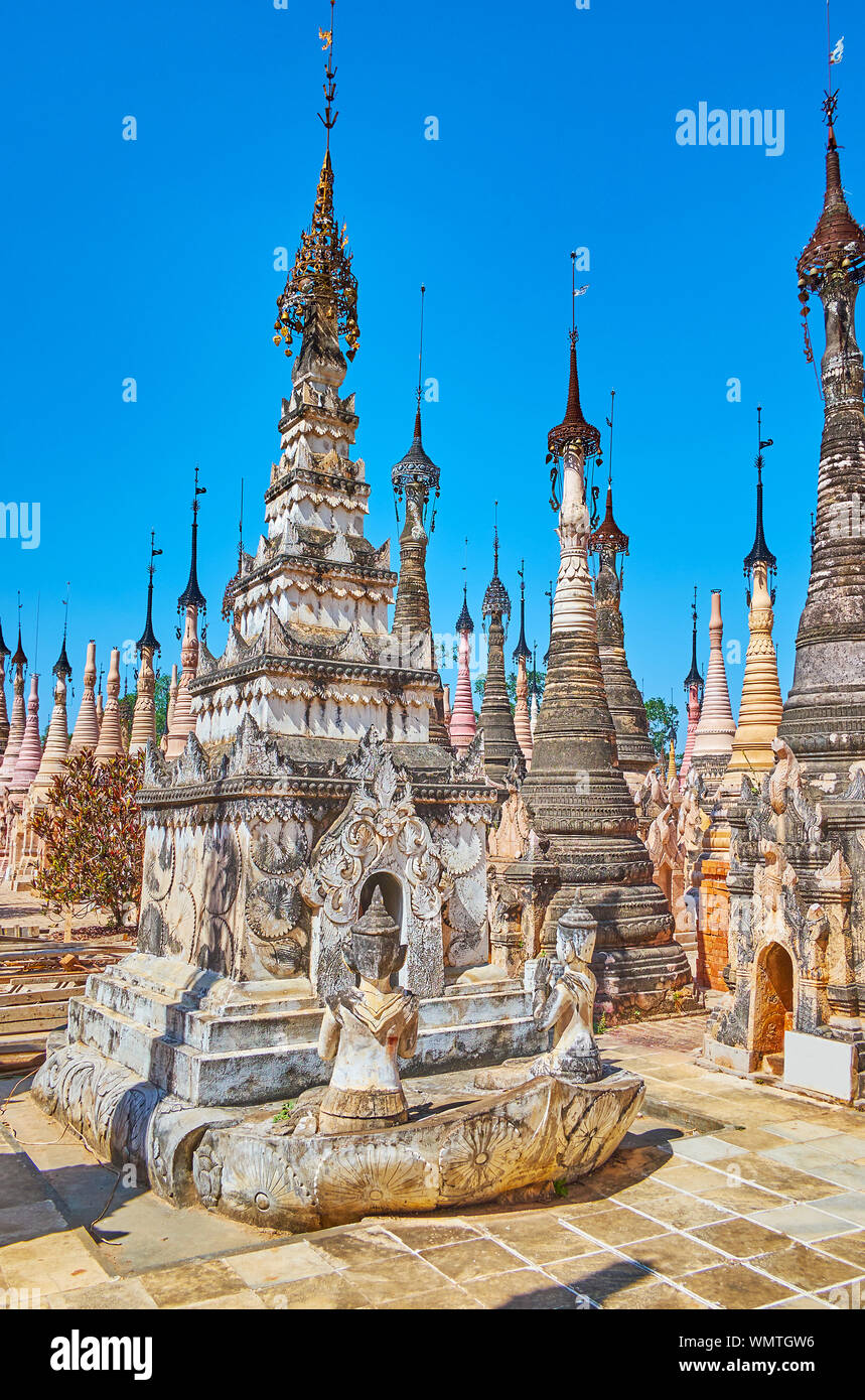 Einige der erhaltenen stupas von Kakku Pagoden sind mit Skulpturen und Statuen von Nats (Geister, Gottheiten) und birmanische Fabelwesen eingerichtet, Mya Stockfoto