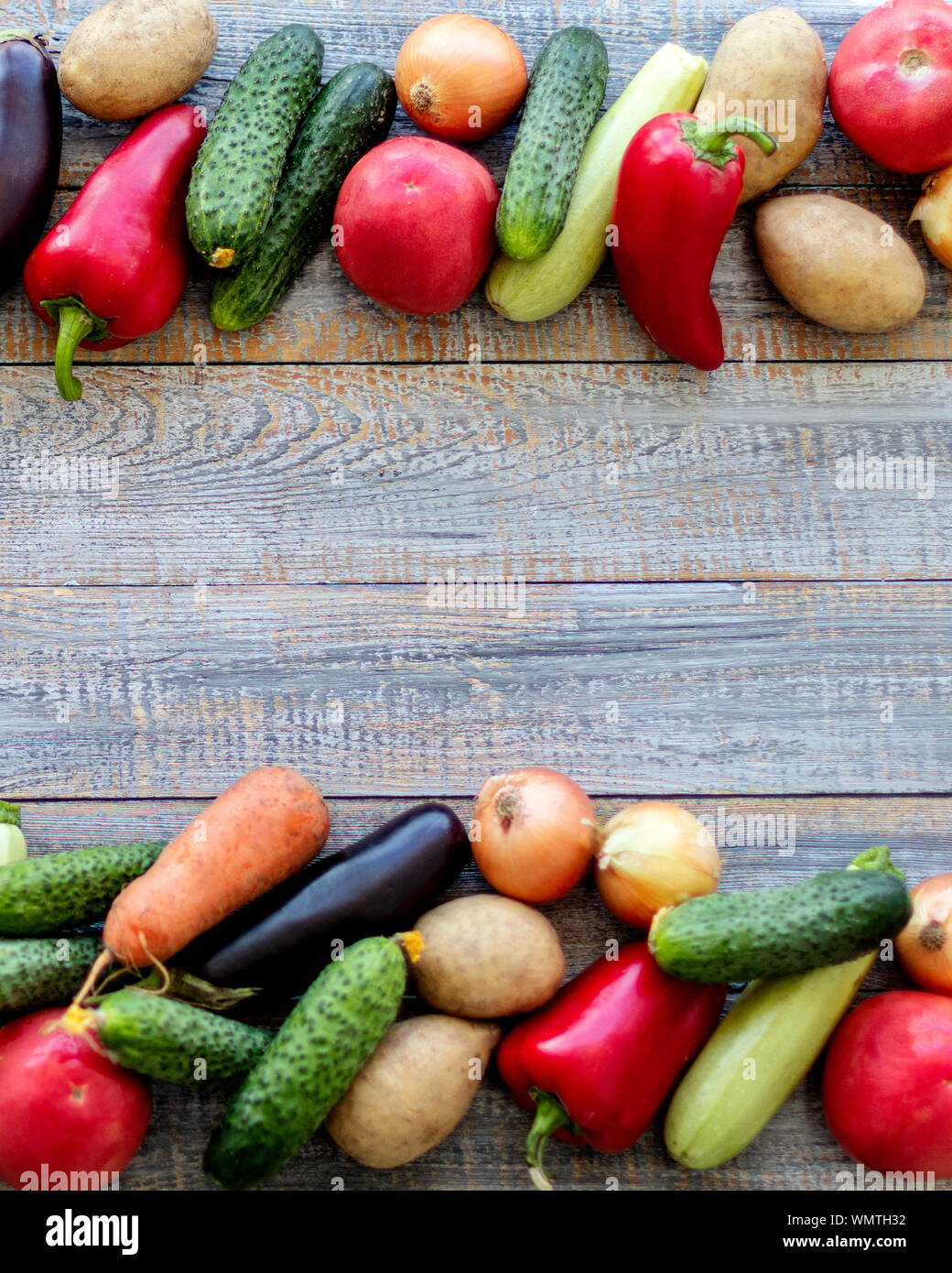 Herbst Ernte. Gemüse, Tomaten und Gurken, Karotten und Blumenkohl, Zucchini und Auberginen, Zwiebeln und Kartoffeln auf einem alten Holz- Hintergrund. Stockfoto