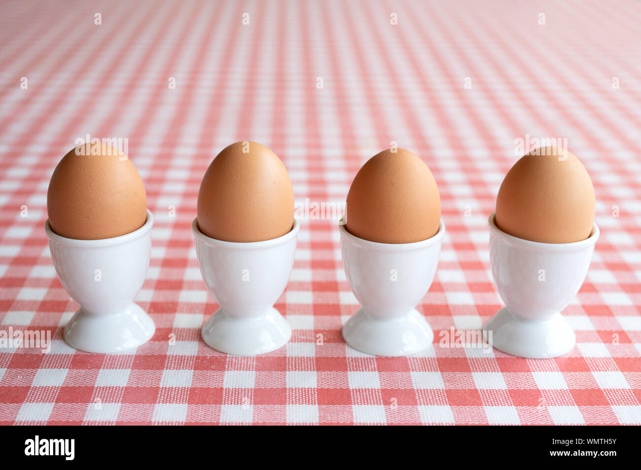 4 gekochte Eier in einer Reihe Stockfoto