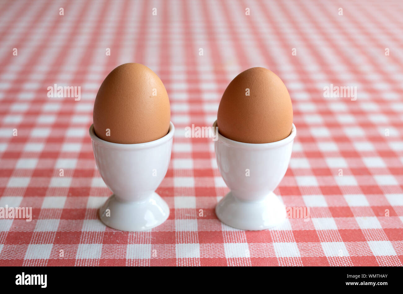 Zwei gekochte Eier auf einer rot-weißen Hintergrund Stockfoto