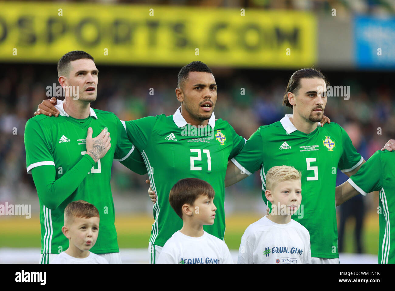 Belfast, Nordirland. 5. September 2019; Windsor Road, Belfast, County Antrim, Nordirland; Internationale Freundlich, Nordirland gegen Luxemburg; Nordirland Spieler Kyle Lafferty, Josh Magennis und Ciaron Maurice Braun während der Nationalhymne - redaktionelle Verwendung. Credit: Aktion Plus Sport Bilder/Alamy leben Nachrichten Stockfoto