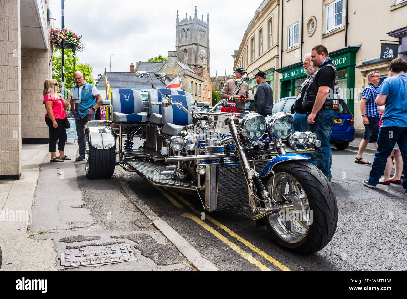 Eine benutzerdefinierte Trike in Calne bike Treffen mit dem Titel Warum Y nicht! Von vorne gesehen Stockfoto