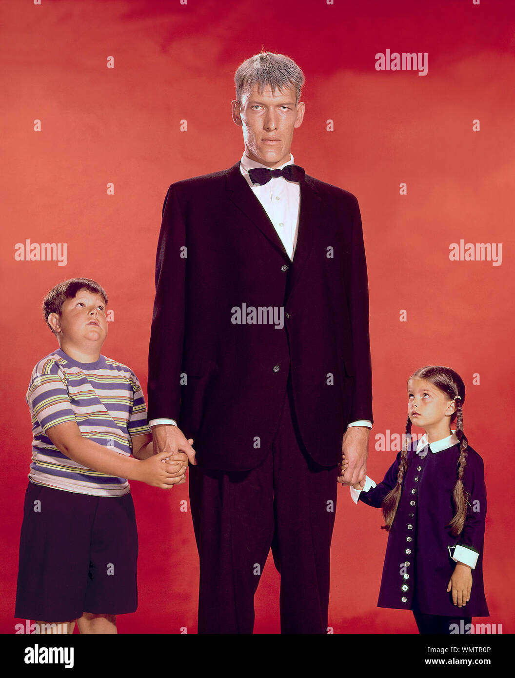 Ken Weatherwax (Pugsley Addams), Ted Cassidy (Lurch), Lisa Loring (Wednesday Addams), 'The Addams Family' (1964) Filmways Syndication File Reference # 33848-576THA Stockfoto