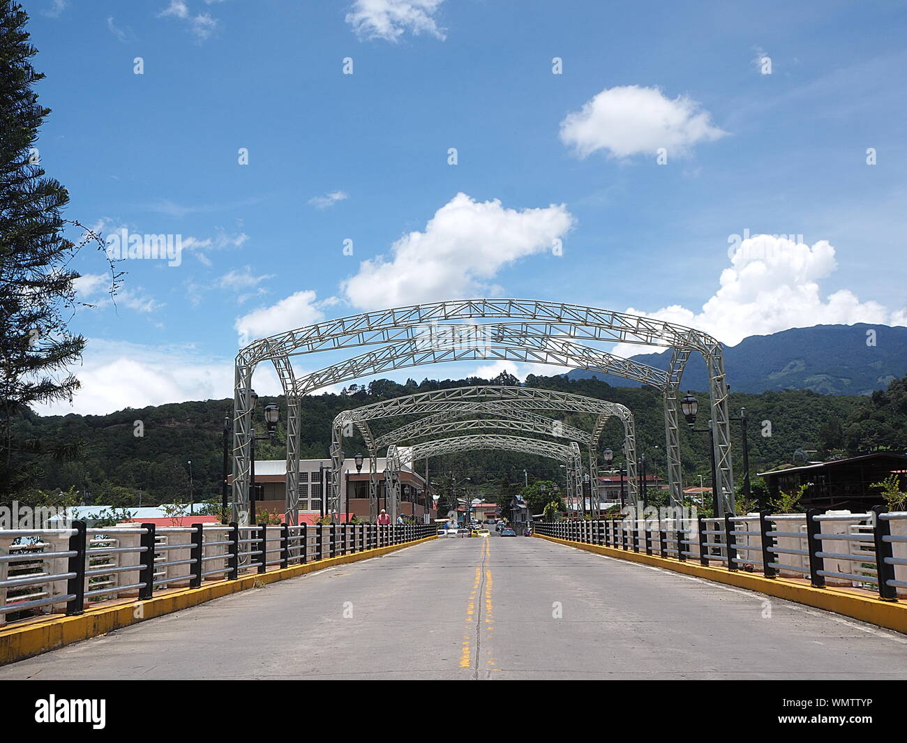 Schwebebahn aus Stahlbogen und Fußgängerbrücke über den Fluss Caldera in Boquete, Panama-Hochland Stockfoto