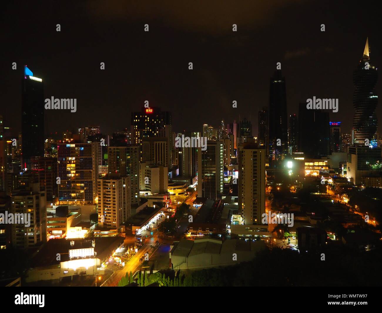 panama-stadt nachts leuchtet die Stadt in einer dunklen Nacht Stockfoto