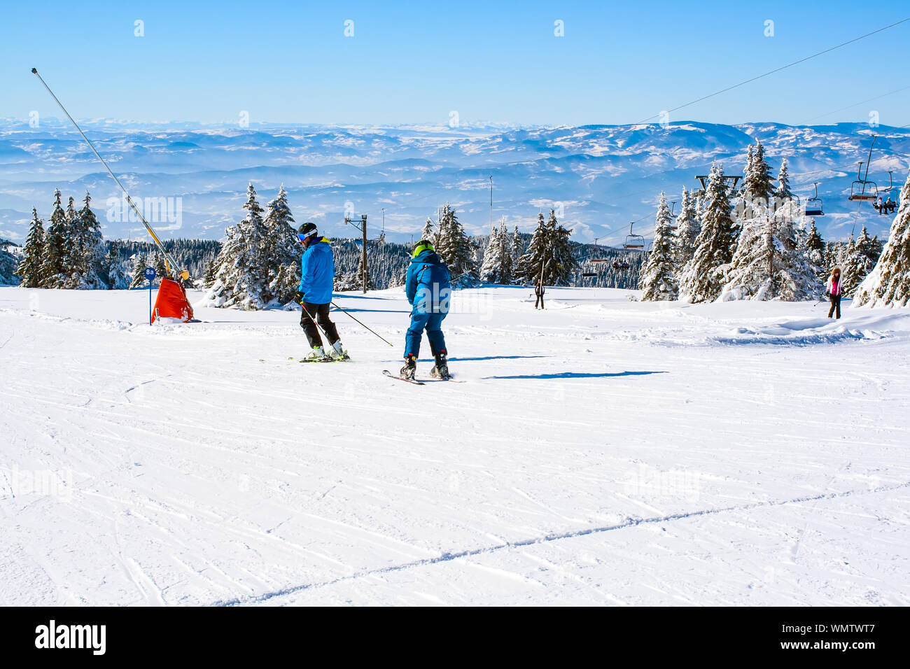 Kopaonik, Serbien - Januar 20, 2016: Ski Resort Panoramaaussicht, Skipiste, Leute unten Ski den Hügel, Berge Panorama Stockfoto