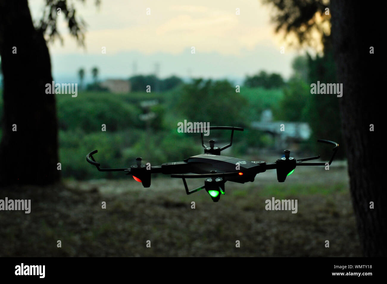 Mix aus Technik und Natur. Die Drone in den Wald fliegen. Natürlichen Raum. Stockfoto