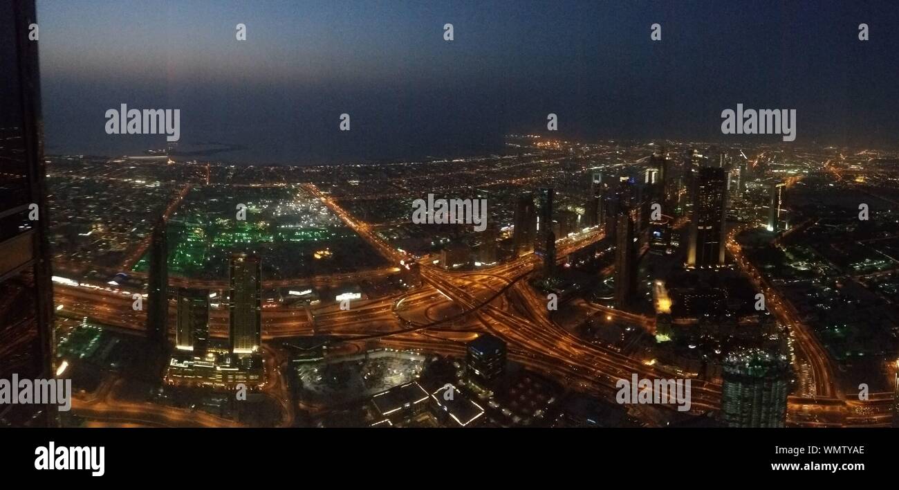 Beleuchtete Stadtbild gesehen, durch Burj Khalifa Stockfoto