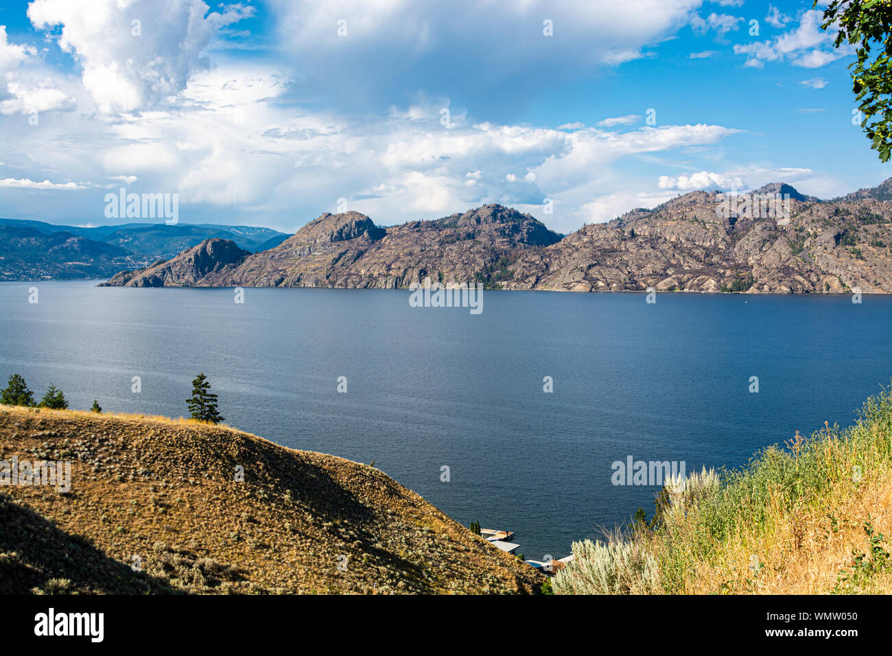 Schönen Überblick über den See und die Rocky Mountains in British Columbia. Stockfoto