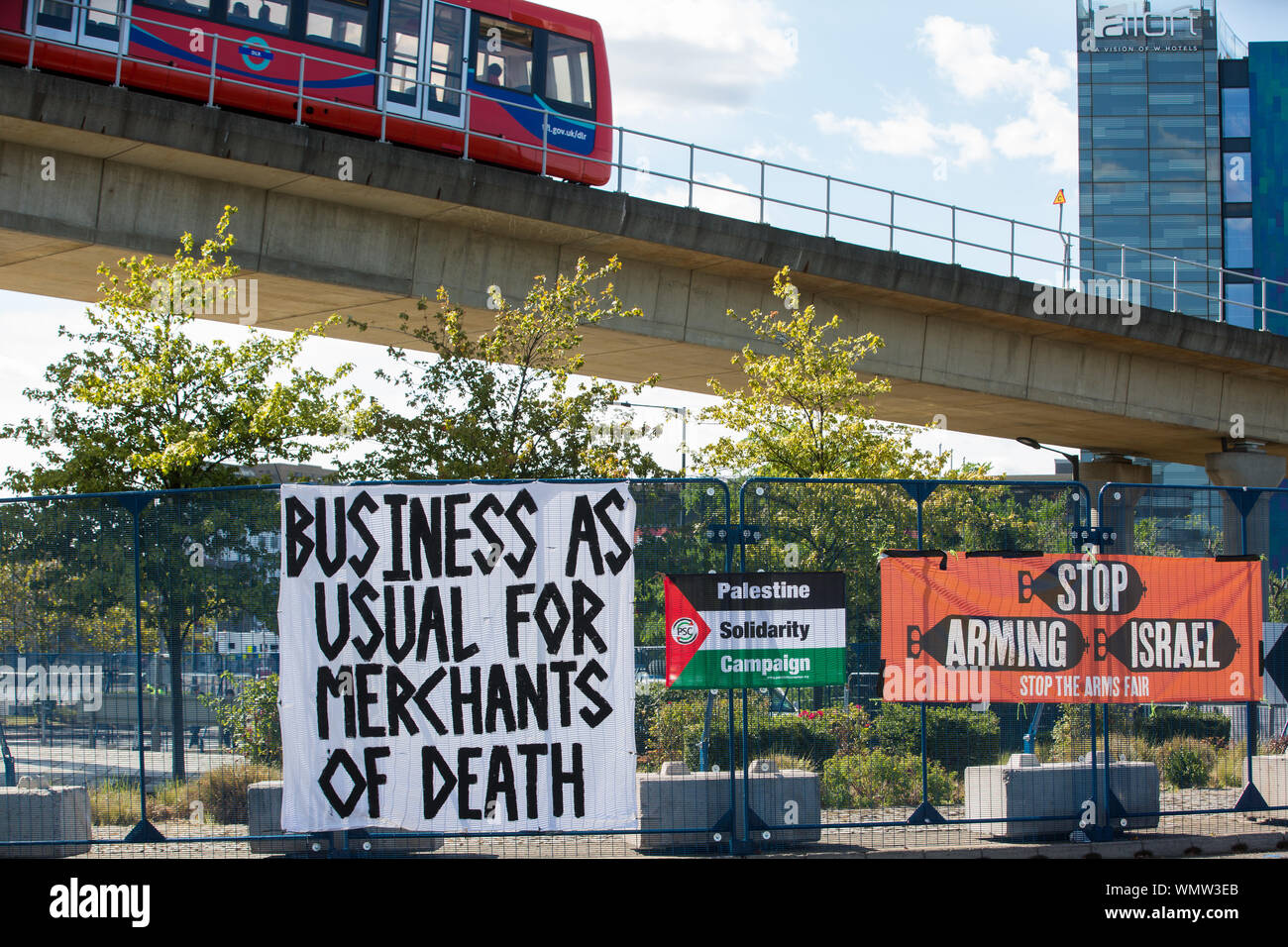 London, Großbritannien. 5. September, 2019. Banner außerhalb ExcelLondon von Aktivisten, die an einer einwöchigen Karneval der Widerstand gegen DSEI, der größten Waffen der Welt. Credit: Mark Kerrison/Alamy leben Nachrichten Stockfoto