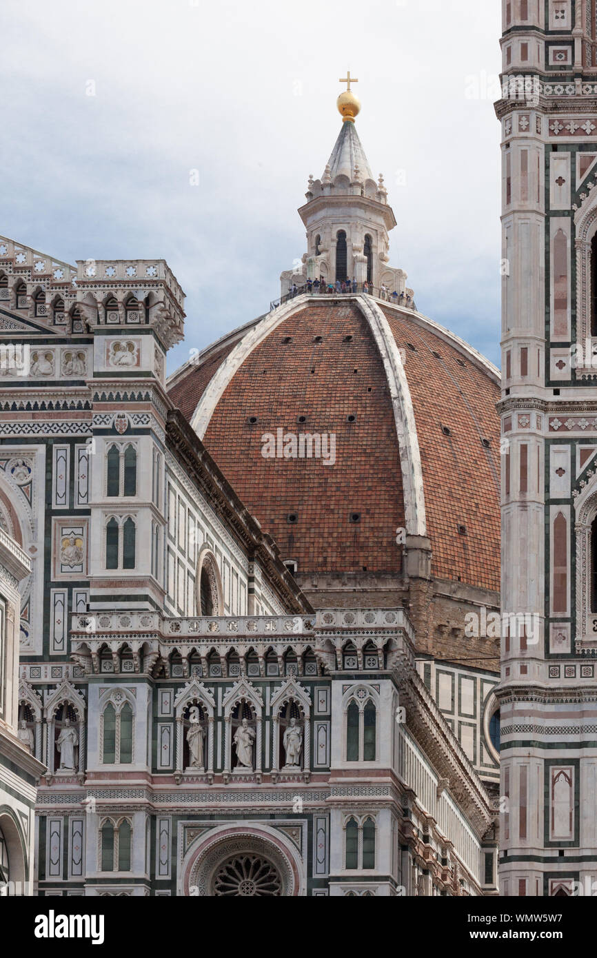 Duomo di Firenze, Florenz, Italien. Taufbecken von St. John, die Kathedrale, die Kuppel des Doms, und Giottos Glockenturm (Campanile). Stockfoto