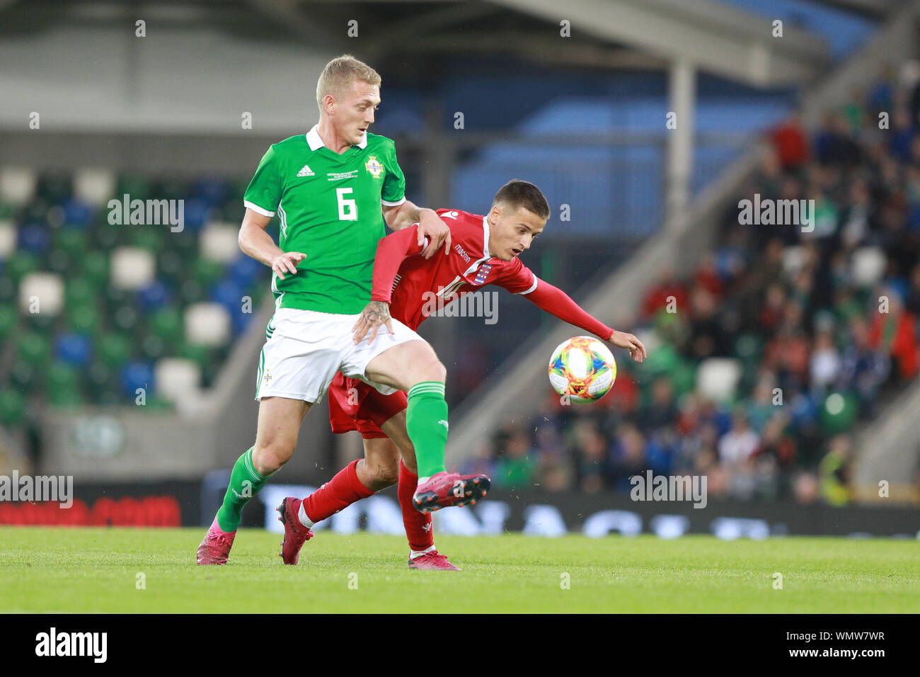 Belfast, Nordirland. 5. September 2019; Windsor Road, Belfast, County Antrim, Nordirland; Internationale Freundlich, Nordirland gegen Luxemburg; George Saville von Nordirland und der luxemburgische Vincent Thill für den Ball konkurrieren - redaktionelle Verwendung. Credit: Aktion Plus Sport Bilder/Alamy leben Nachrichten Stockfoto