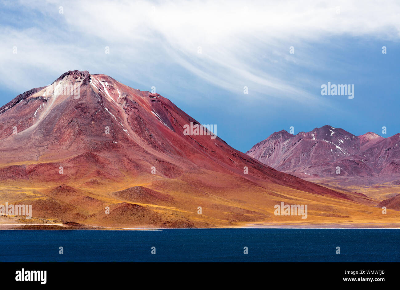 Cerro Miscanti Vulkan hoch über Miñiques (Miniques) Lagune, Atacama, Chile Stockfoto